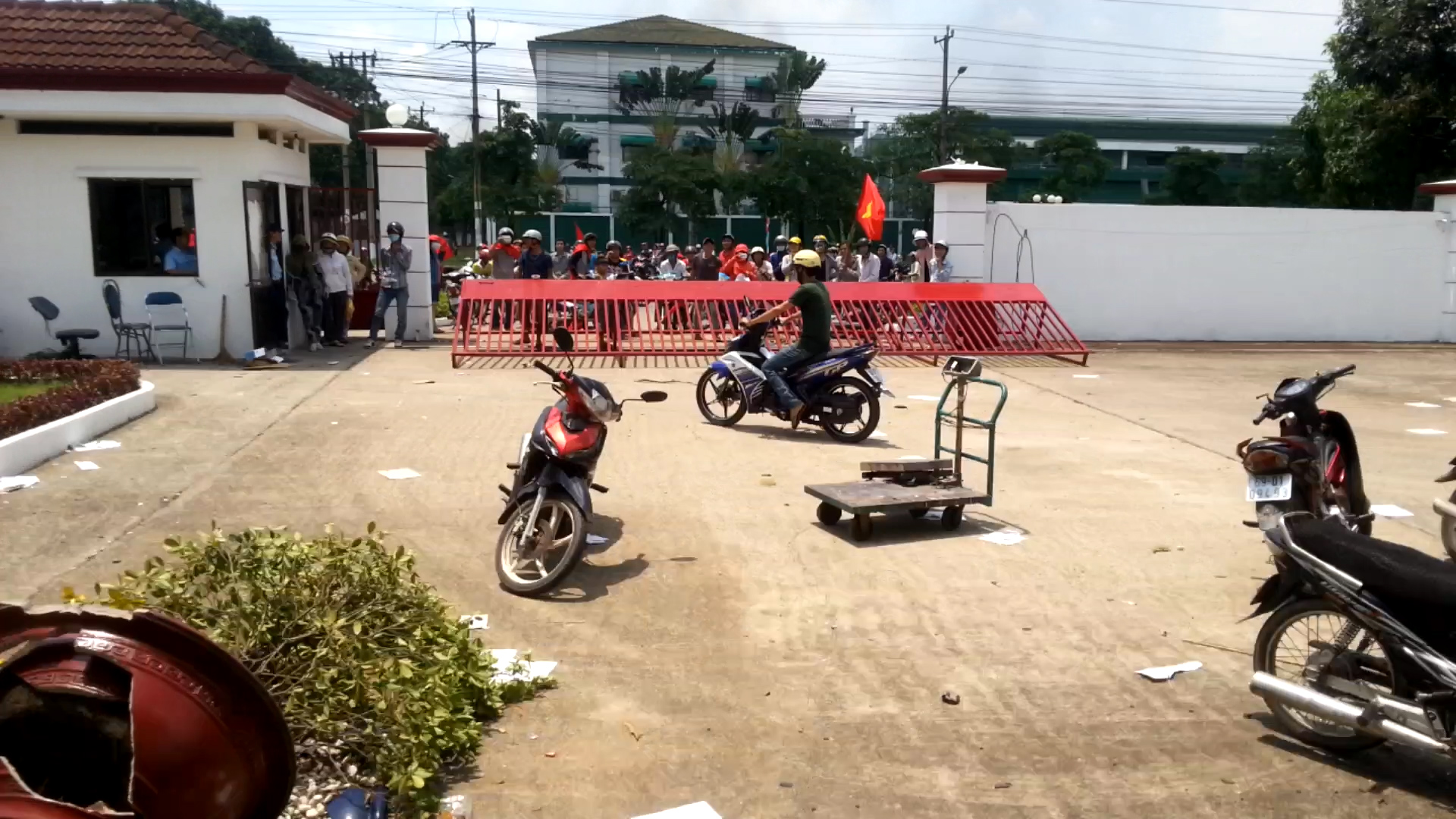 Đám đông đang "ngắm nghía", chuẩn bị tràn vào đập phá một công ty.