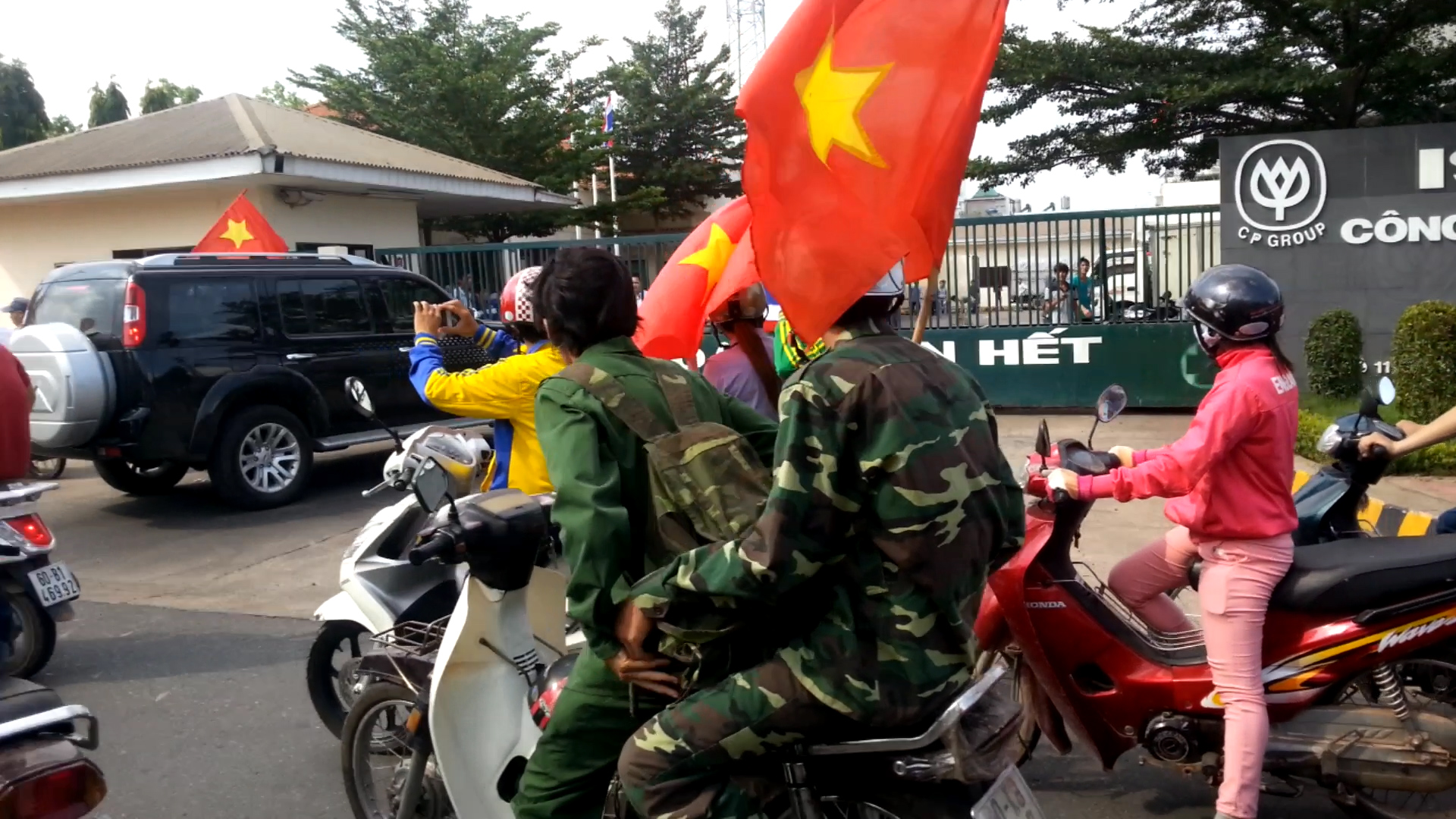 Hai người mặc áo bộ đội này, chỉ huy và luôn hô hào chỉ điểm "công ty Trung Quốc". Ba lô của họ mang, có cả những vật liệu để gây cháy nổ.