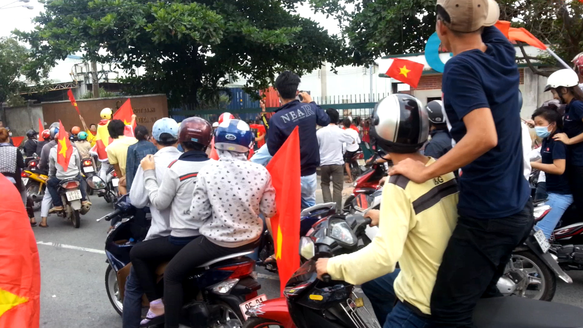 "Mở cửa hay lật ngửa?"