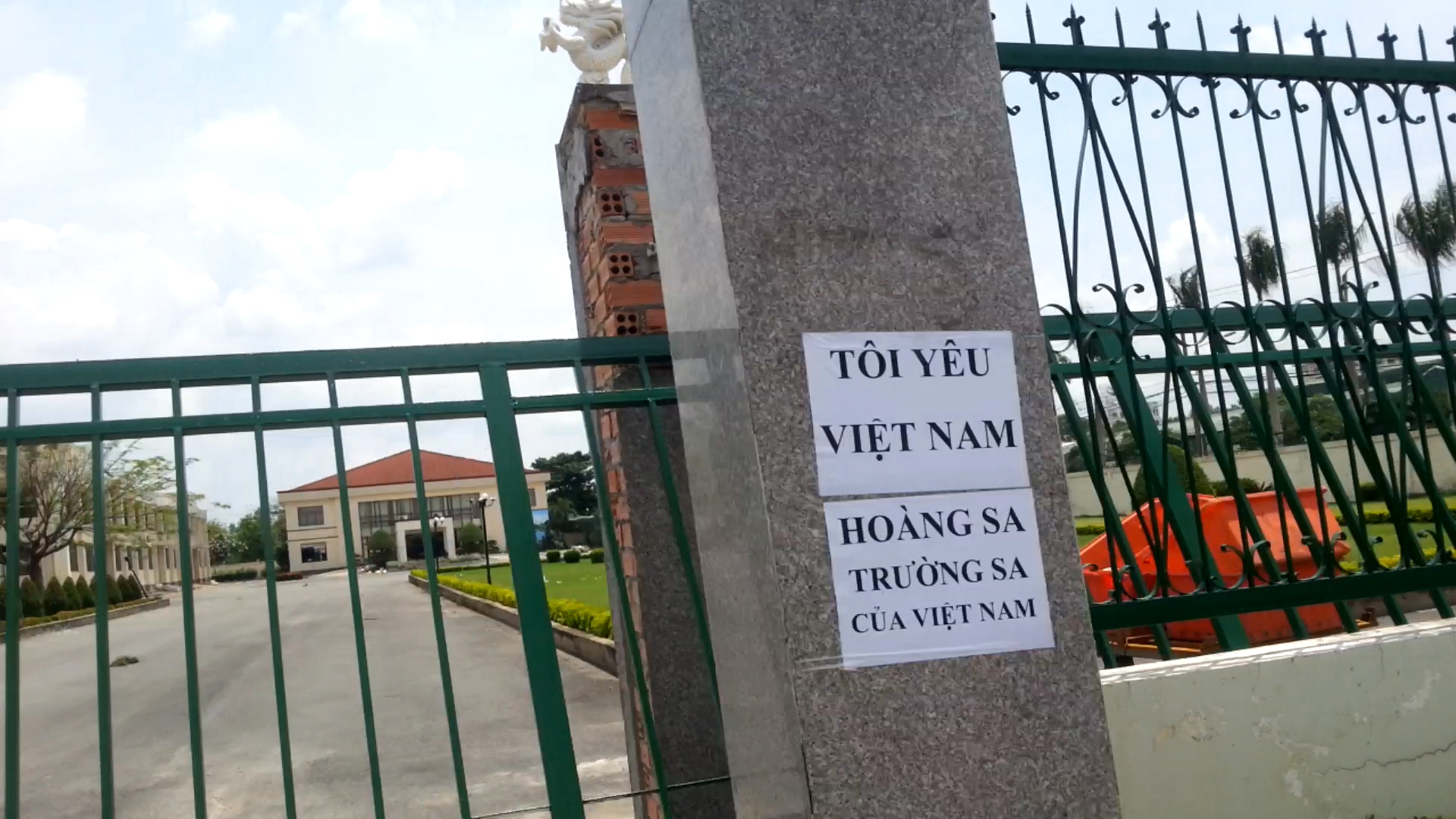 Công ty nào cũng phải dán bùa. Kể cả khẩu hiệu nhạy cảm trước đây "HS-TS-VN"