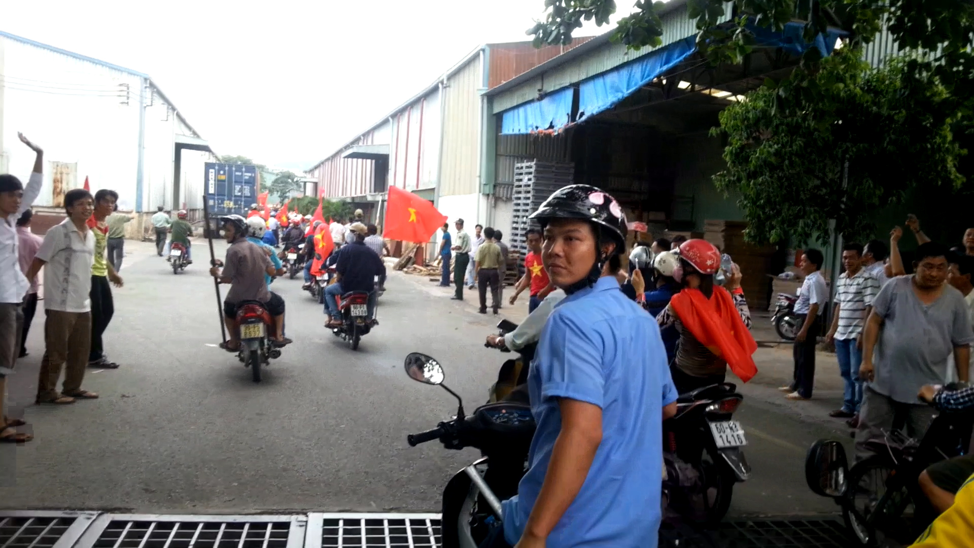 Khí các "phụ tá" chậm chạp chưa thúc được người bên ngoài tràn vào, mặt anh ta bộc lộ sự tức giận