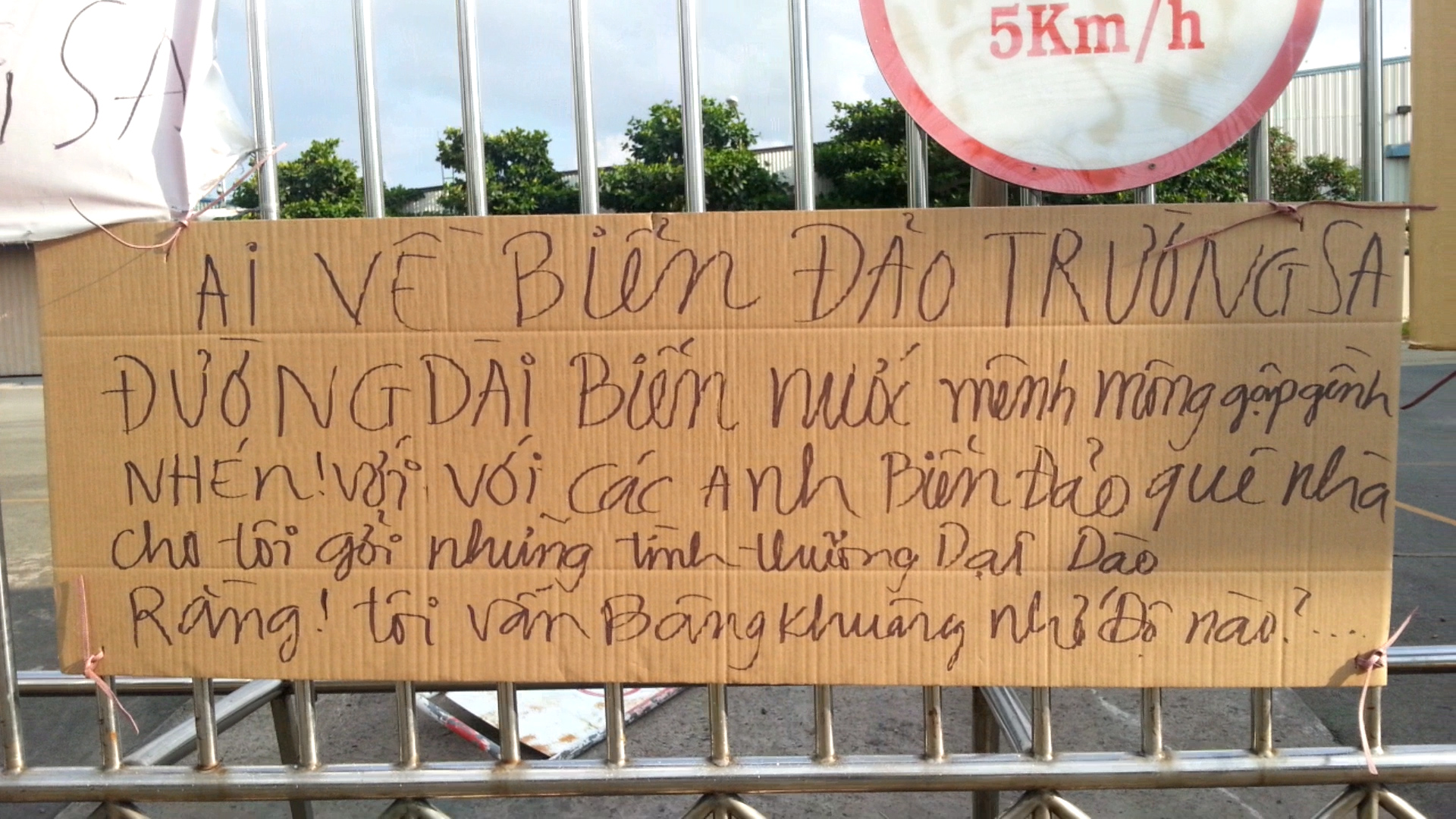Trong các bảng giới thiệu mình "yêu VN" để tránh bị đập phá, có cả làm thơ