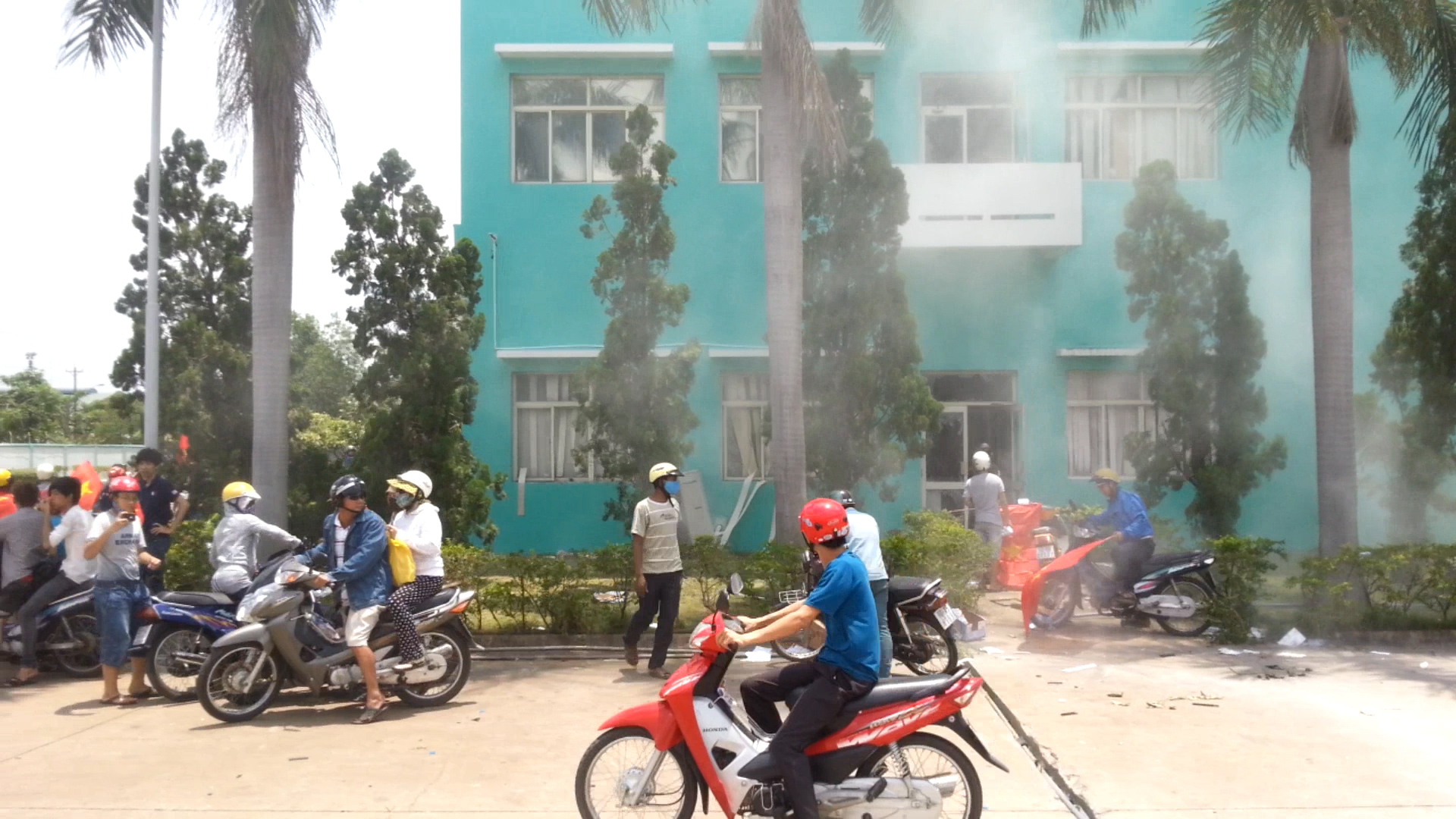 Đám đông tiến vào và đập phá một công ty